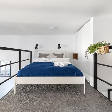 Loft-style With Entresol Near Metro Appartement